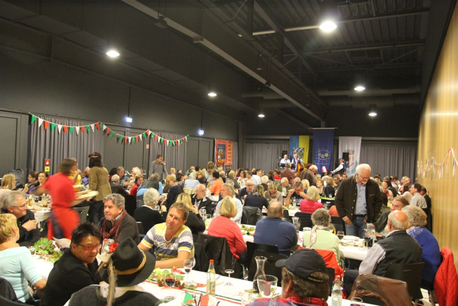 kastanienfest_voller_saal.jpg